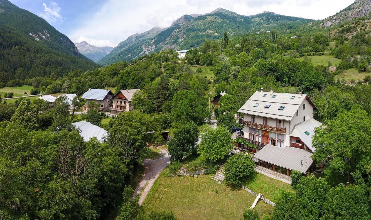 Hotel Restaurant Gites Les 5 Saisons Freissinieres Buitenkant foto