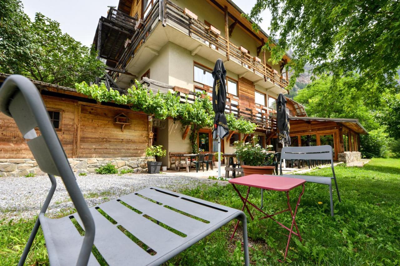 Hotel Restaurant Gites Les 5 Saisons Freissinieres Buitenkant foto