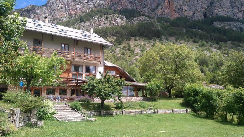 Hotel Restaurant Gites Les 5 Saisons Freissinieres Buitenkant foto